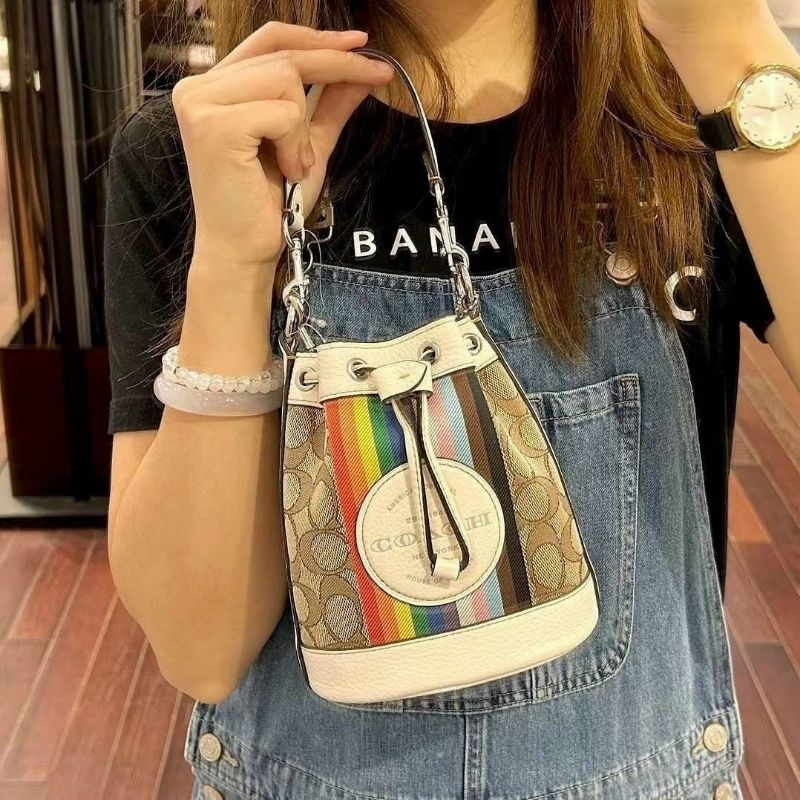 Coach Mini Dempsey Bucket Bag In Signature Jacquard With Rainbow Stripe And Coach Patch CJ661✨đeo chéo siêu dễ thương