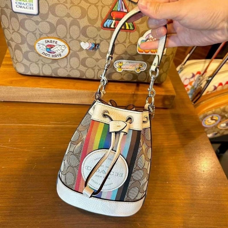 Coach Mini Dempsey Bucket Bag In Signature Jacquard With Rainbow Stripe And Coach Patch CJ661✨đeo chéo siêu dễ thương