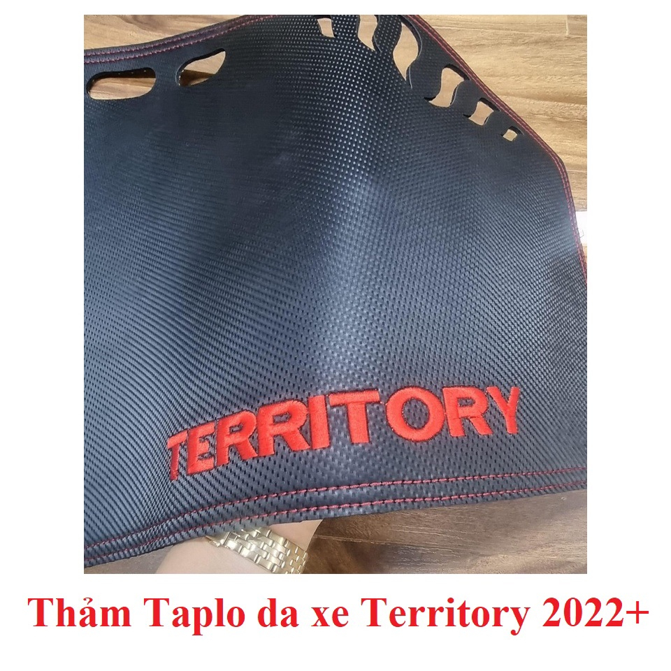 Thảm taplo da carbon xe Ford Territory 2022- 2023 màu đen 3 lớp, có đế chống trượt, chống nắng nóng hiệu quả