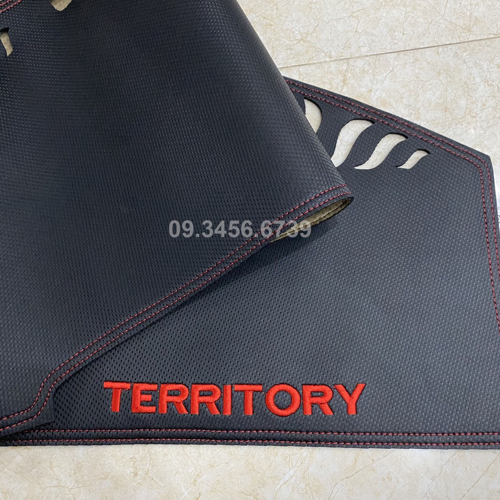 Thảm taplo da carbon xe Ford Territory 2022- 2023 màu đen 3 lớp, có đế chống trượt, chống nắng nóng hiệu quả