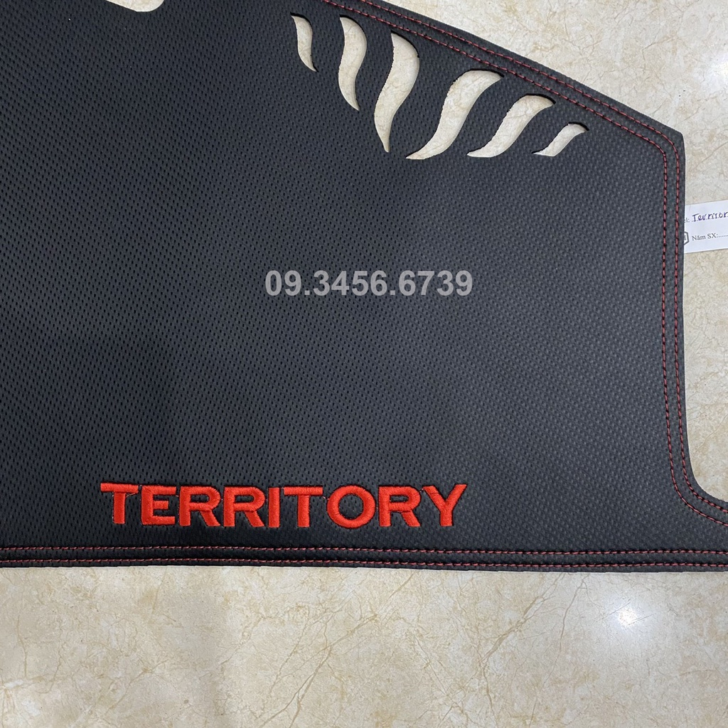 Thảm taplo da carbon xe Ford Territory 2022- 2023 màu đen 3 lớp, có đế chống trượt, chống nắng nóng hiệu quả