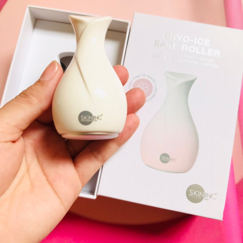 Máy massage đá lạnh thư giãn cho mặt và mắt Skin INC CRYO-ICE SAKE ROLLER (BLUSH EDITION)