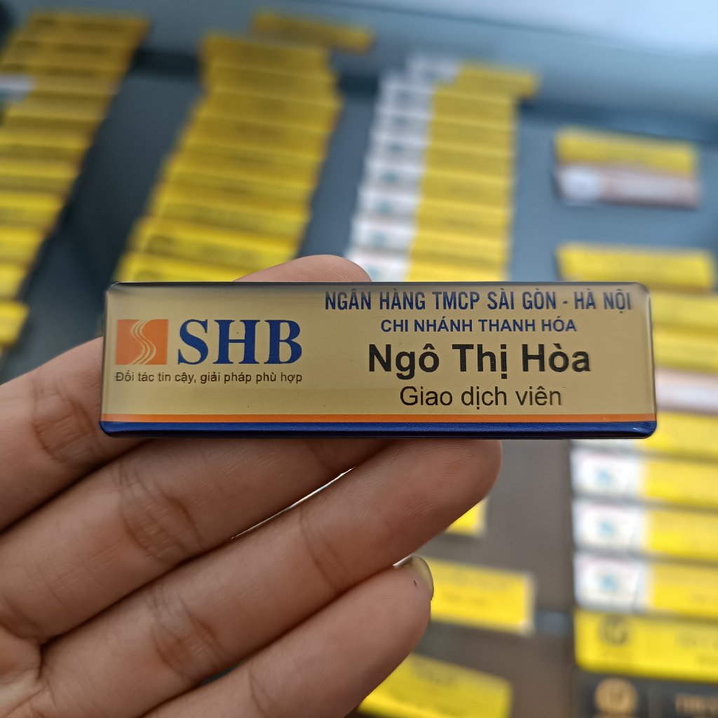 Bảng tên nhân viên ngân hàng cài áo  - thiết kế theo yêu cầu