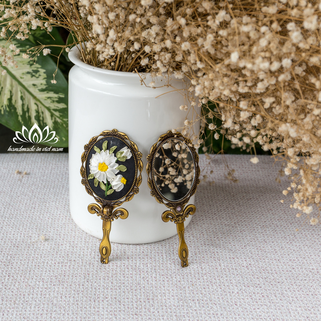 Gương  cầm tay thêu ruy băng, món quà độc lạ