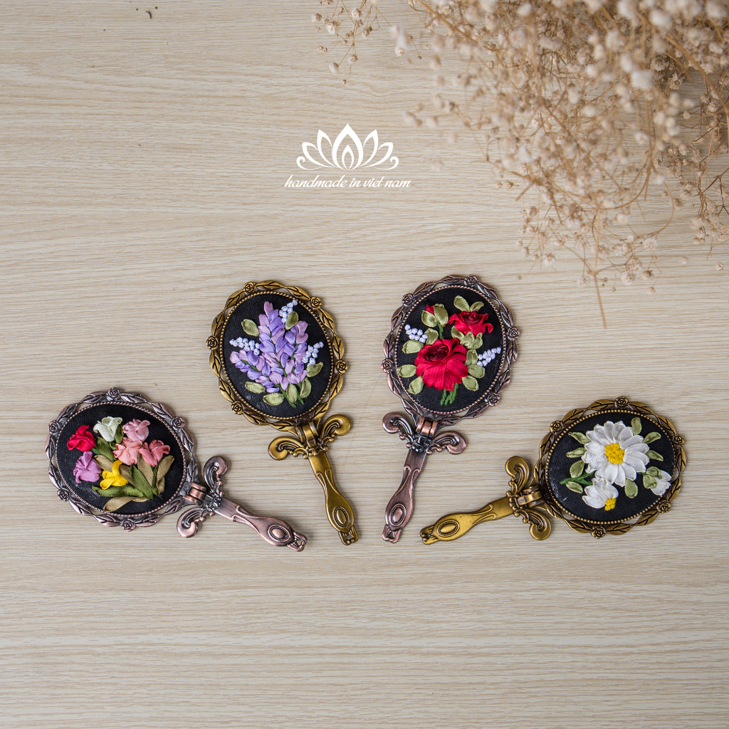 Gương  cầm tay thêu ruy băng, món quà độc lạ