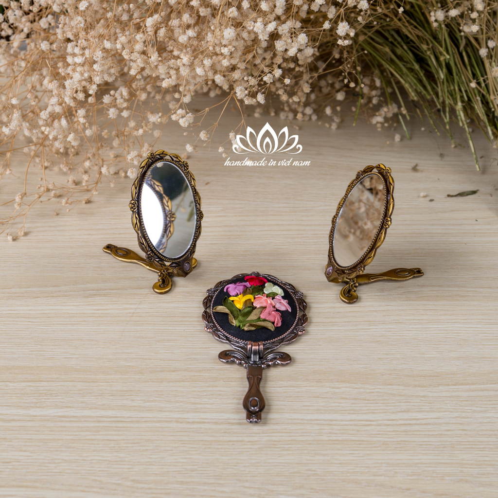 Gương  cầm tay thêu ruy băng, món quà độc lạ