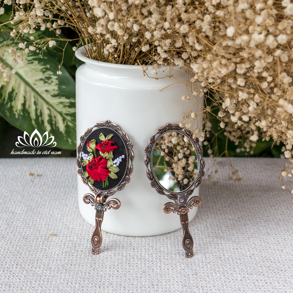 Gương  cầm tay thêu ruy băng, món quà độc lạ