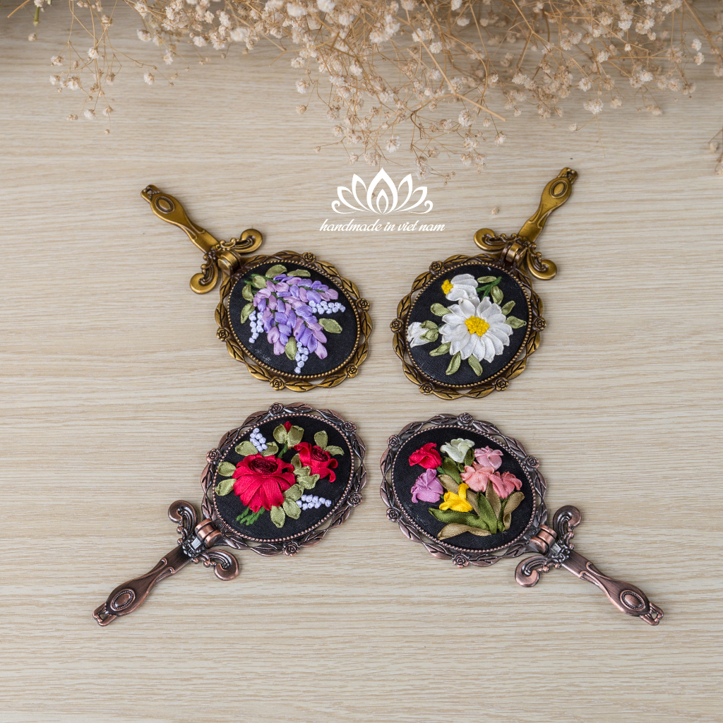 Gương  cầm tay thêu ruy băng, món quà độc lạ