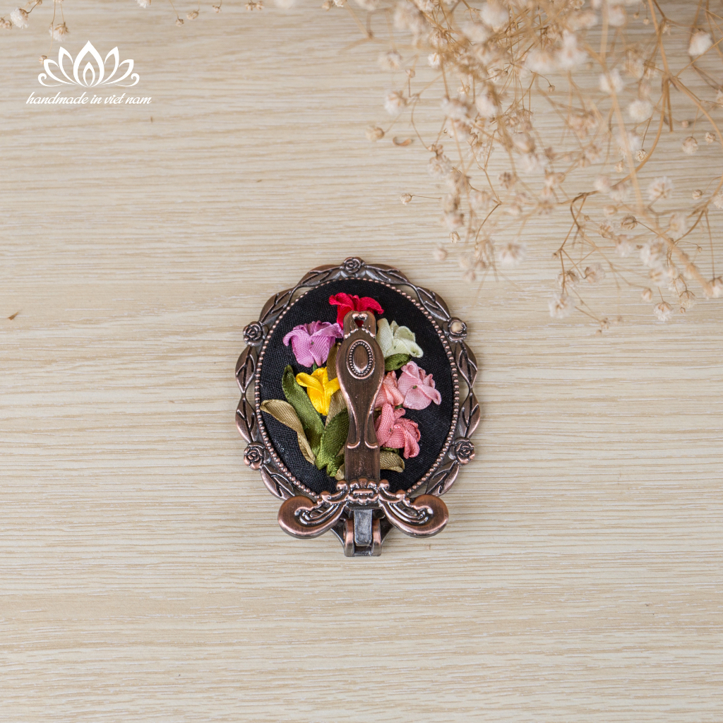 Gương  cầm tay thêu ruy băng, món quà độc lạ