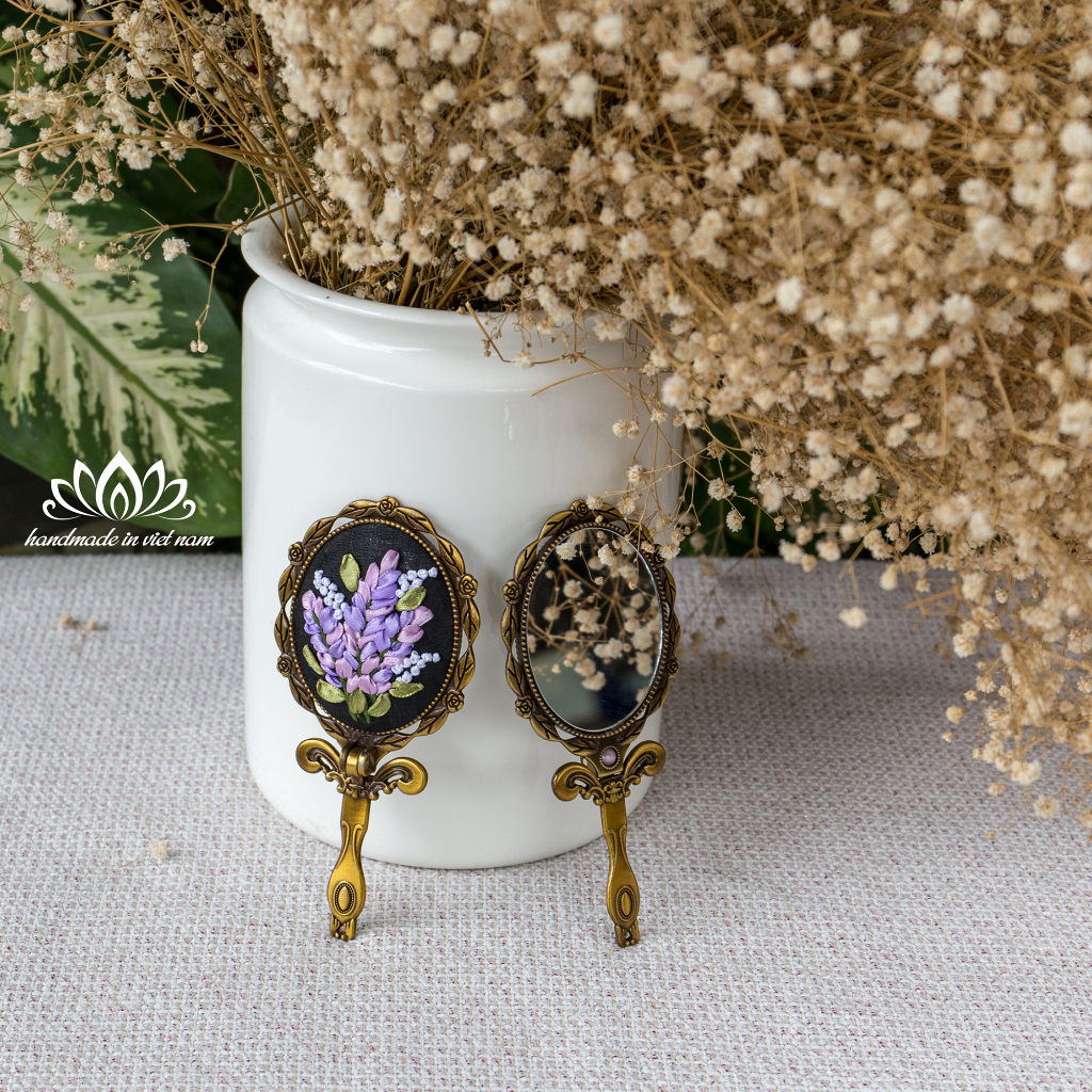 Gương  cầm tay thêu ruy băng, món quà độc lạ