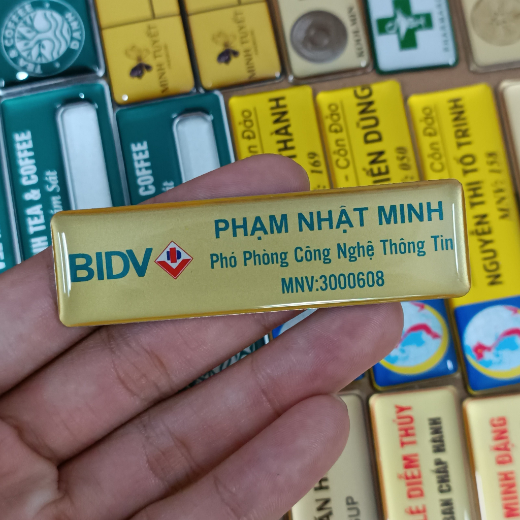 Bảng tên nhân viên ngân hàng cài áo  - thiết kế theo yêu cầu