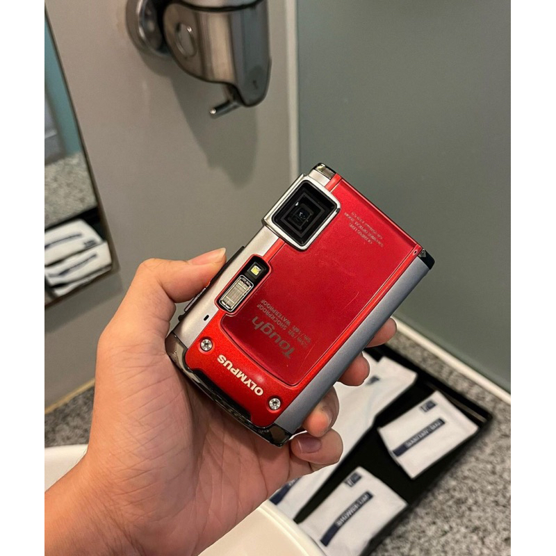 Olympus TG610 - cho chất ảnh hoài cổ và khả năng chống nước, chống sốc, chống bụi