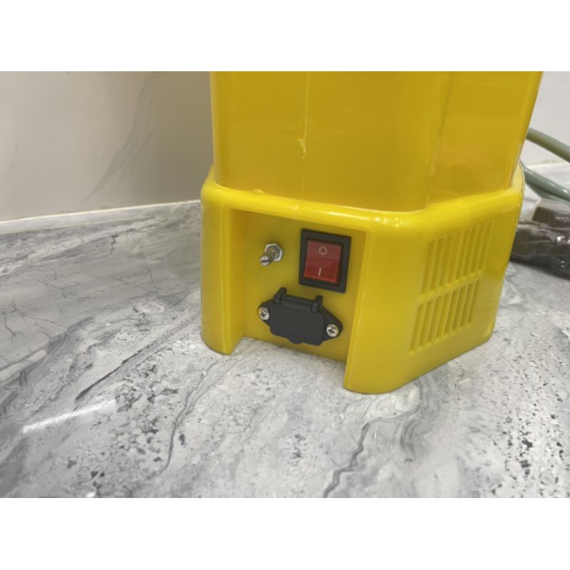 Bình xịt điện con ong vàng 20lit tặng tay bóp ren đồng