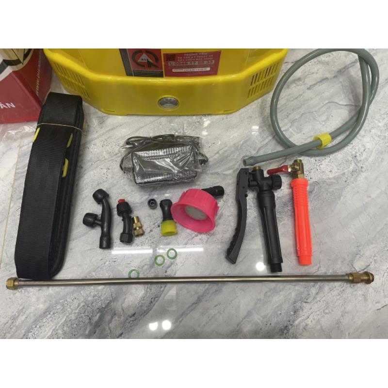 Bình xịt điện con ong vàng 20lit tặng tay bóp ren đồng