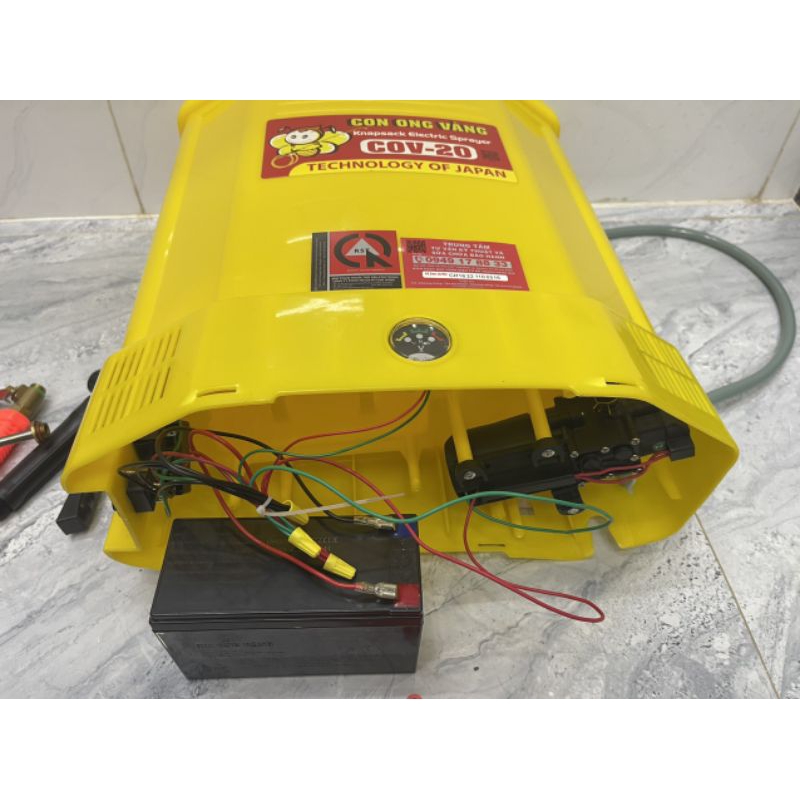 Bình xịt điện con ong vàng 20lit tặng tay bóp ren đồng