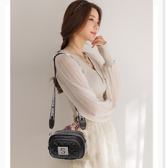 Túi đeo chéo nữ túi ba ngăn mặt trước thêu phối mác chữ S đá thời trang Hàn Quốc