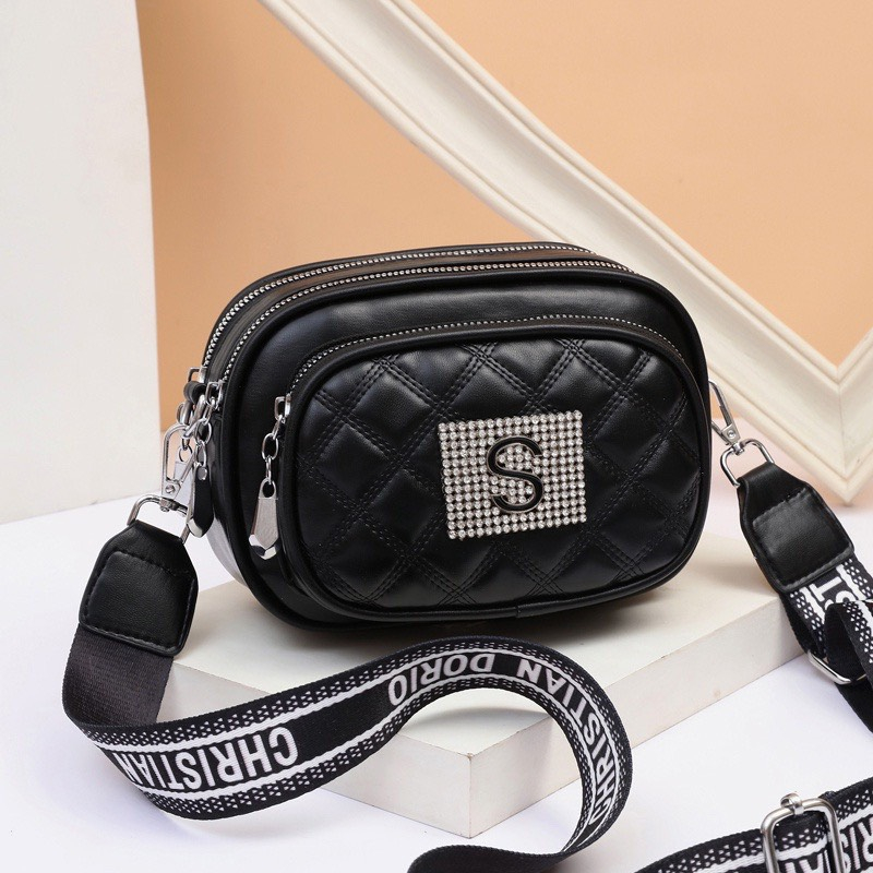 Túi đeo chéo nữ túi ba ngăn mặt trước thêu phối mác chữ S đá thời trang Hàn Quốc