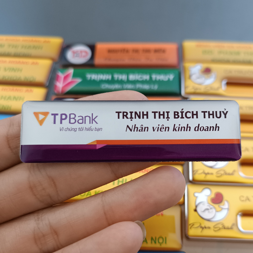 Bảng tên nhân viên ngân hàng cài áo  - thiết kế theo yêu cầu