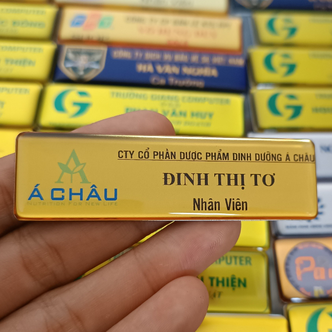 Bảng tên nhân viên ngân hàng cài áo  - thiết kế theo yêu cầu