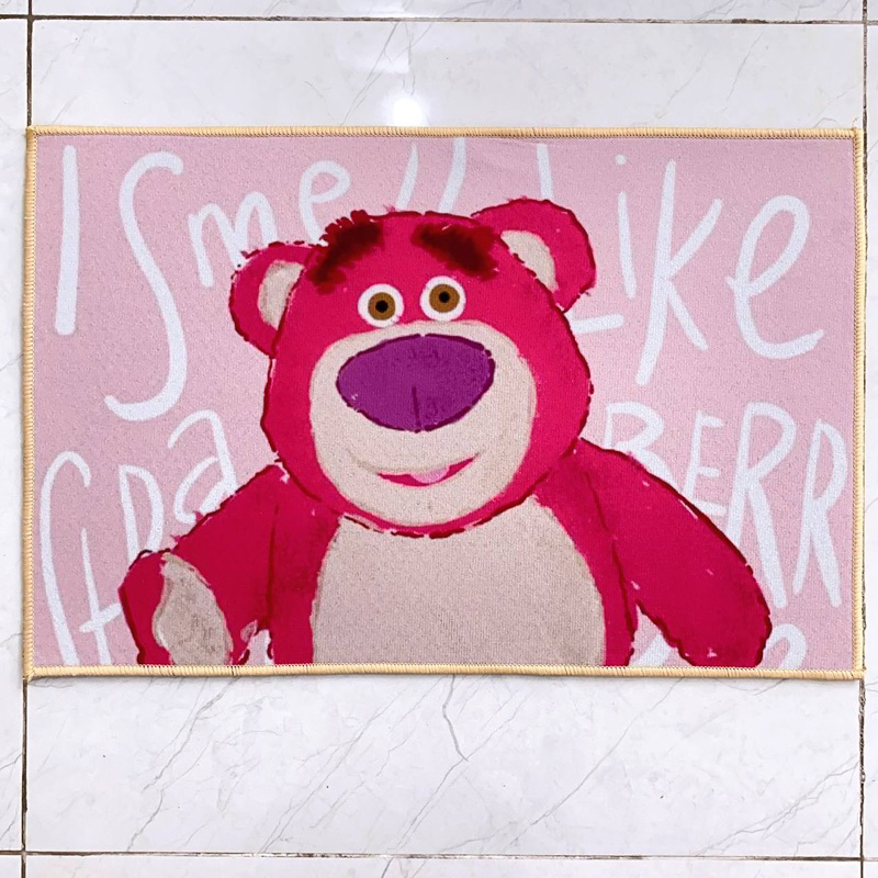 Thảm chùi chân trải sàn hoạ tiết gấu dâu losto HÌNH VUÔNG 60x40cm - Thảm lau chân gấu hồng Lotso chống trượt mẫu vuông