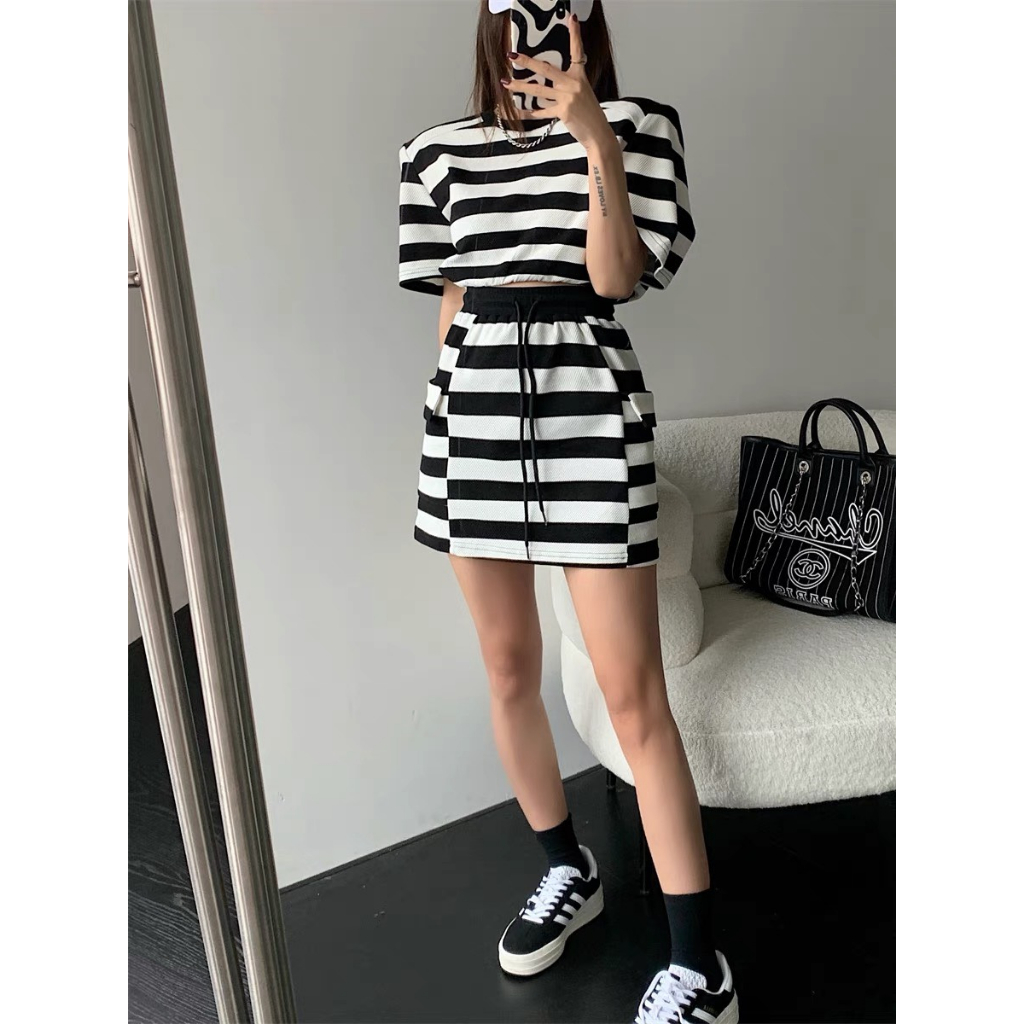 Set bộ áo thun croptop chân váy kẻ QCL1 LuciK Shop SB0007