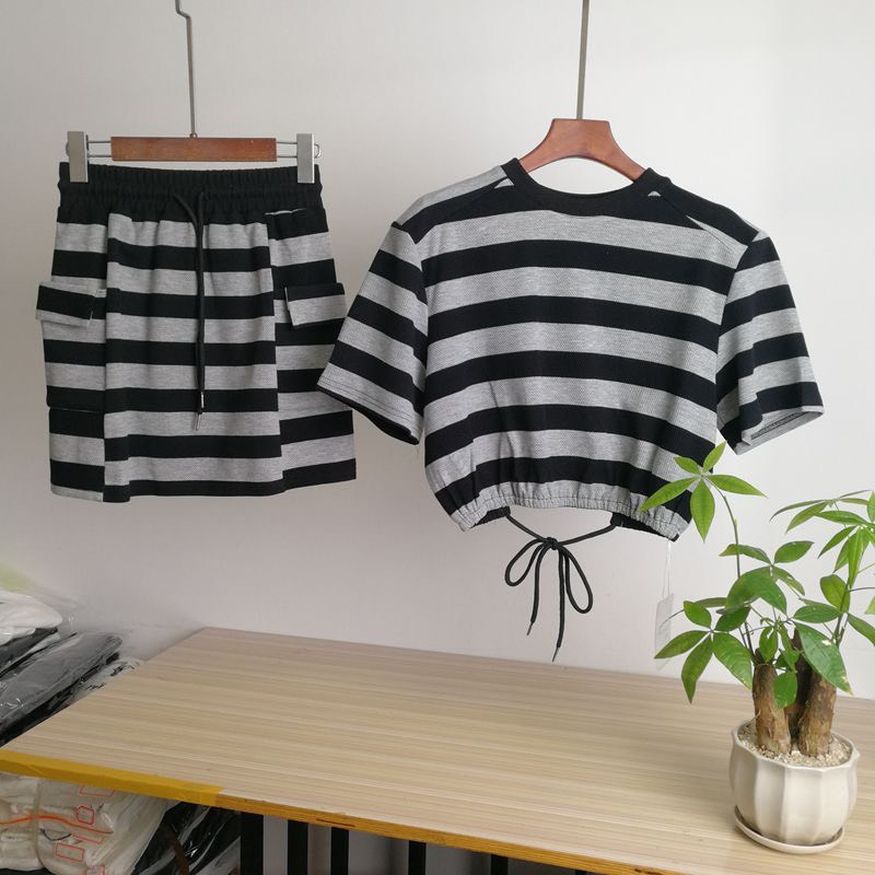 Set bộ áo thun croptop chân váy kẻ QCL1 LuciK Shop SB0007
