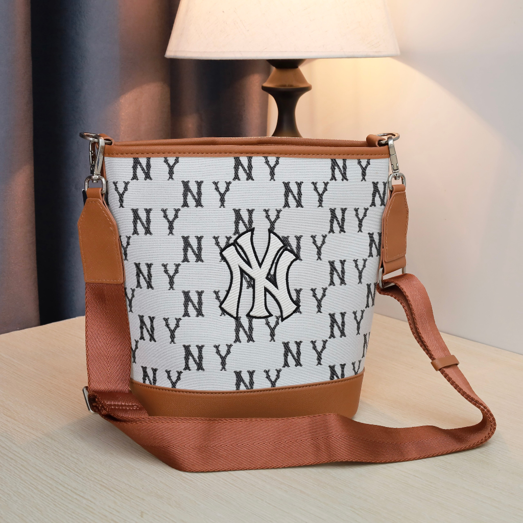 túi đeo chéo MLB mẫu mới size 23*18*14cm viền nâu