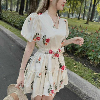 Đầm lụa hoa fom xoè thiết kế trẻ trung phù hợp khi mặc đi chơi, dự tiệc