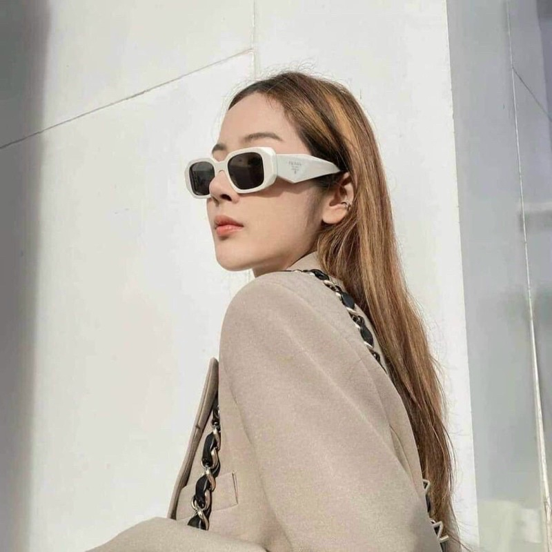 Kính râm PRADA 2 màu đen trắng hot trend2023.Kiểu dáng unisex,phong cách hiện đại,sành điệu.Bản có logo 2bên,chống UV400