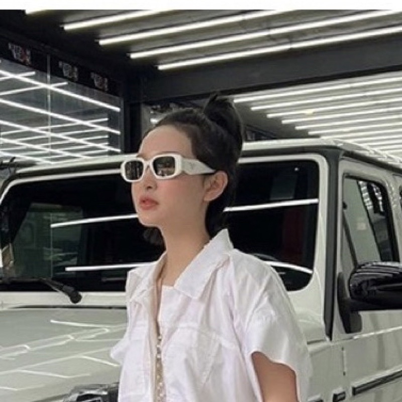 Kính râm PRADA 2 màu đen trắng hot trend2023.Kiểu dáng unisex,phong cách hiện đại,sành điệu.Bản có logo 2bên,chống UV400