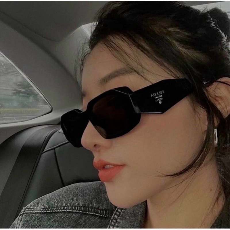 Kính râm PRADA 2 màu đen trắng hot trend2023.Kiểu dáng unisex,phong cách hiện đại,sành điệu.Bản có logo 2bên,chống UV400
