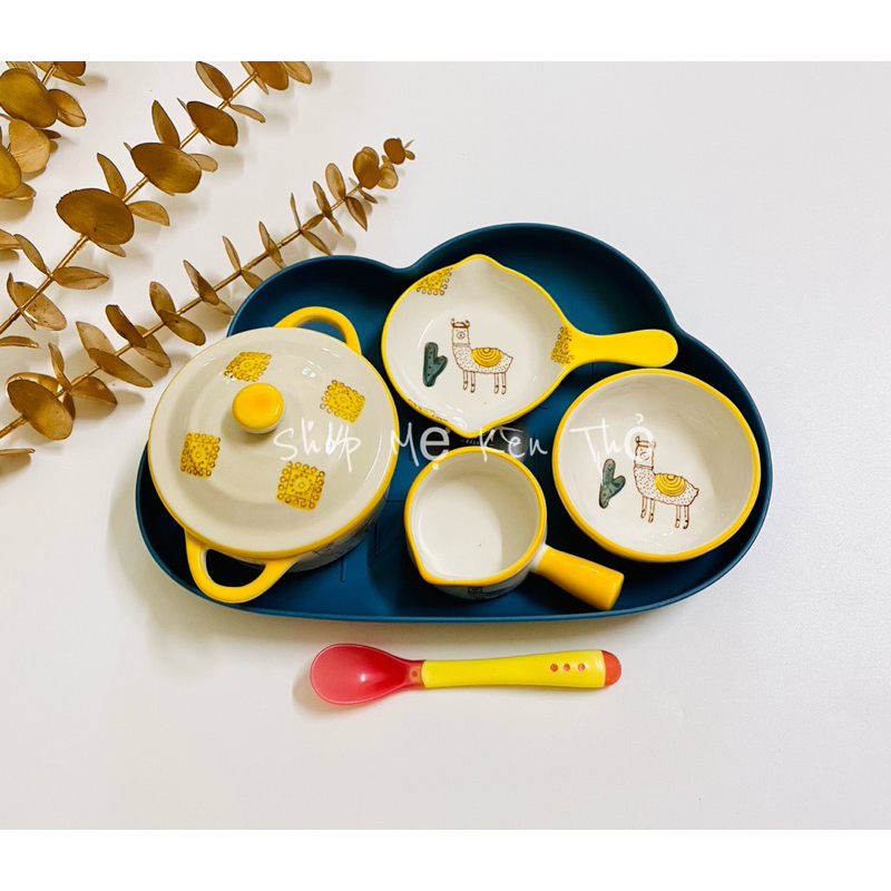 Combo bộ chén sứ bao gồm khay mây , bát sứ , thìa báo nóng silicon cho bé.