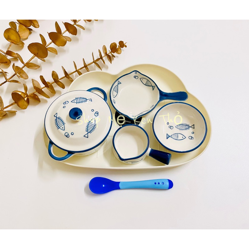 Combo bộ chén sứ bao gồm khay mây , bát sứ , thìa báo nóng silicon cho bé.