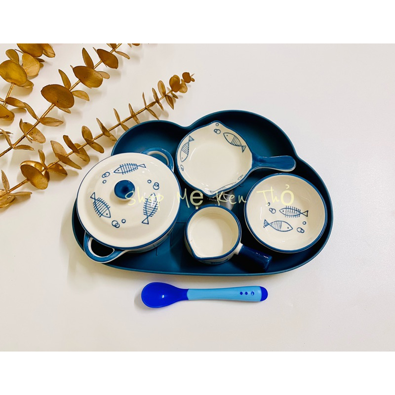 Combo bộ chén sứ bao gồm khay mây , bát sứ , thìa báo nóng silicon cho bé.