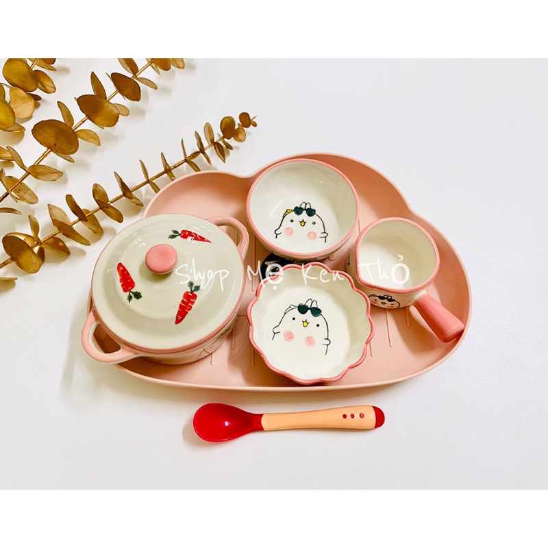 Combo bộ chén sứ bao gồm khay mây , bát sứ , thìa báo nóng silicon cho bé.
