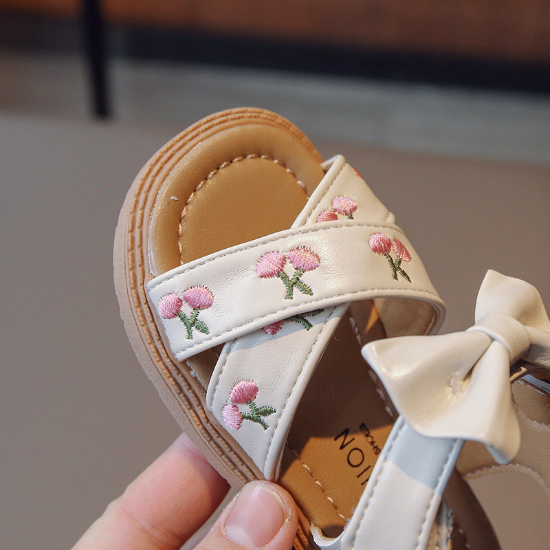 Dép sandal cho bé gái 2-7 tuổi quai chéo thêu quả có gắn nơ xinh xắn phong cách thời trang (D36)