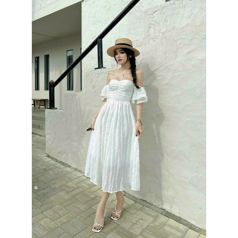 Maxxi đi biển hở vai