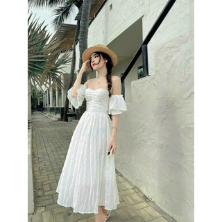 Maxxi đi biển hở vai