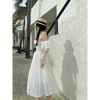 Maxxi đi biển hở vai