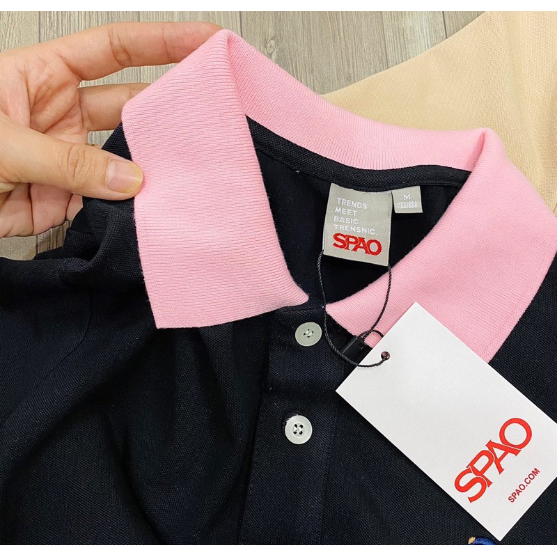 Áo croptop polo thêu gấu Spao