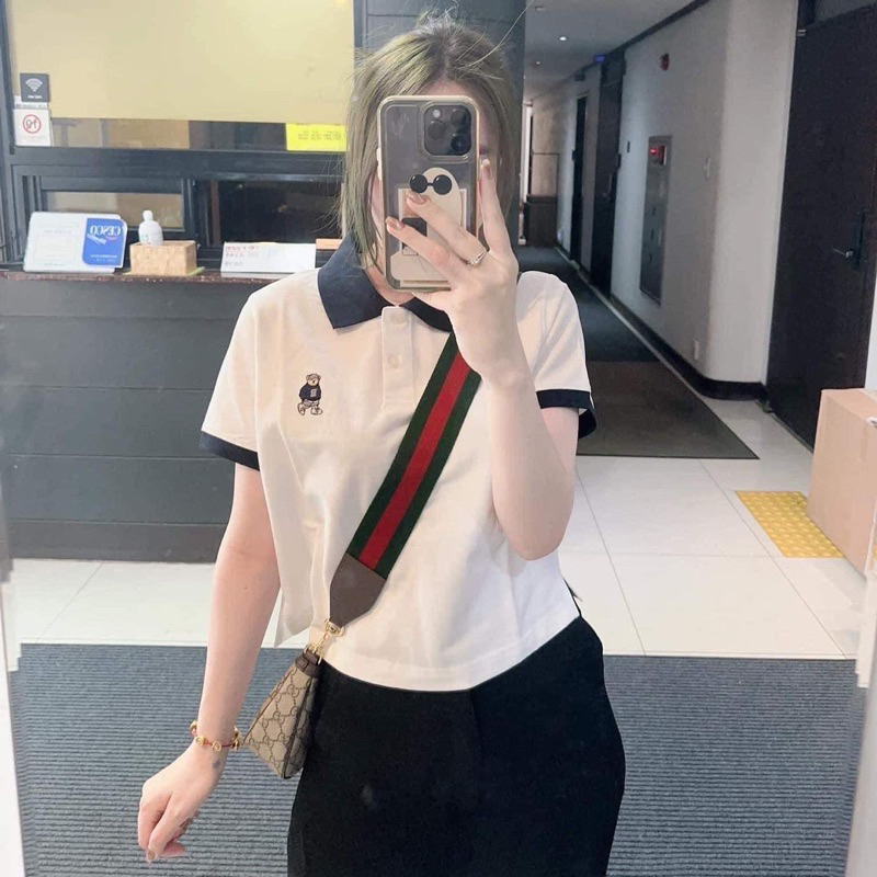 Áo croptop polo thêu gấu Spao