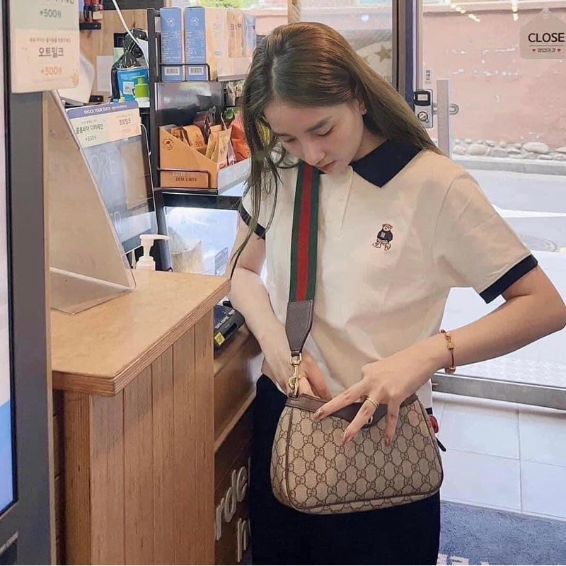 Áo croptop polo thêu gấu Spao