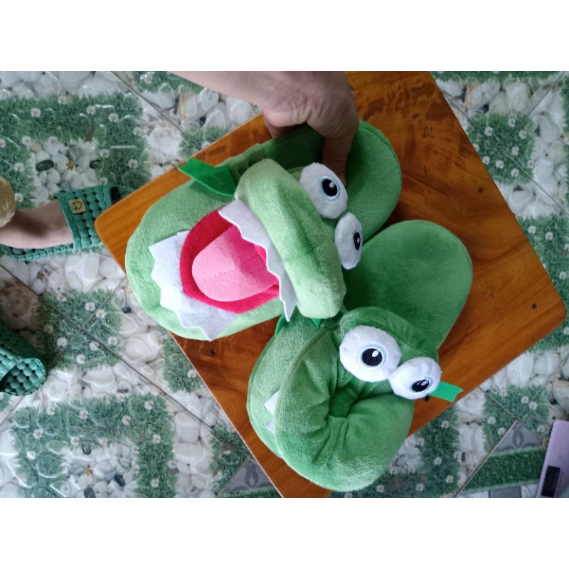 Dép mang trong nhà hình cá sấu há miệng