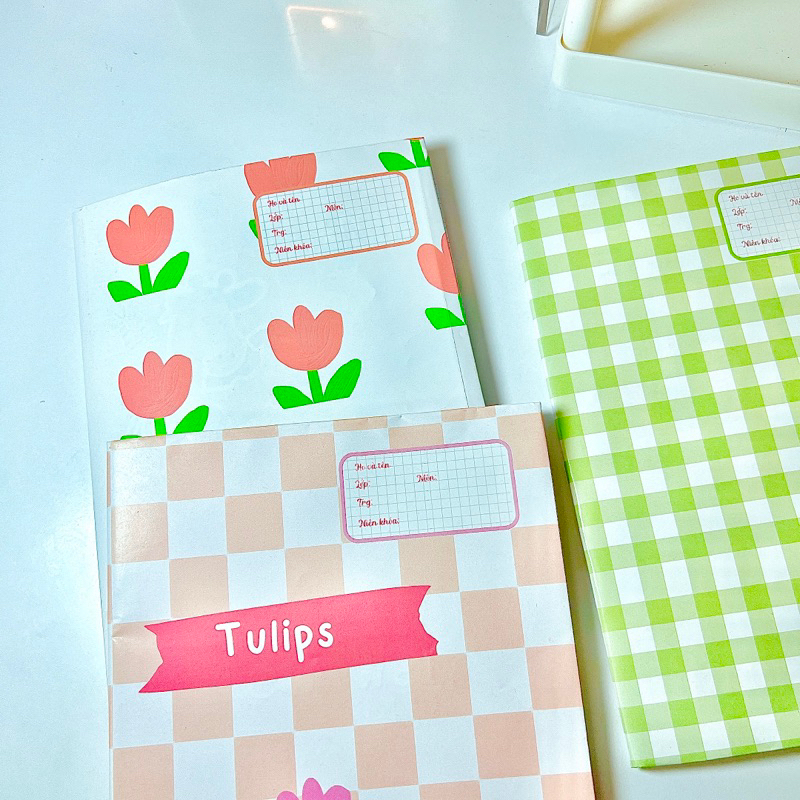 set 5 Bao tập, bọc vở có sẵn nhãn vở các mẫu hoa tulip, gấu, caro