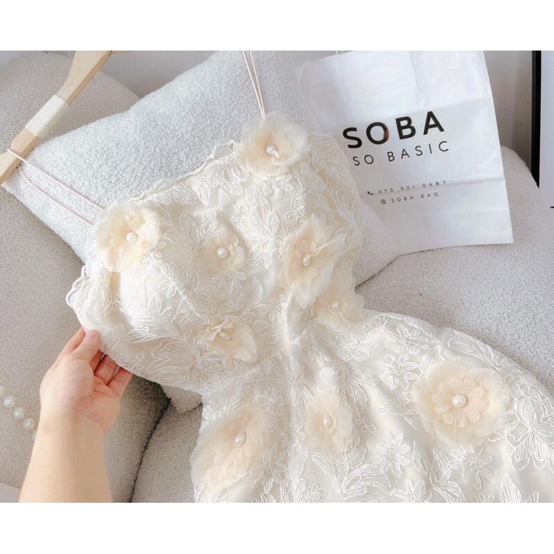 Chiếc đầm cup ren body