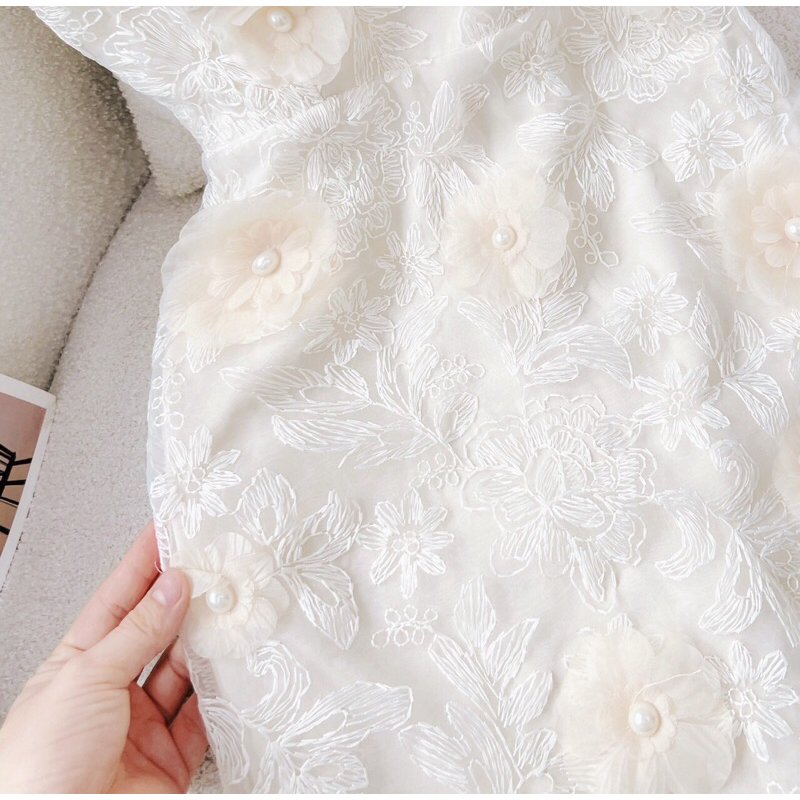 Chiếc đầm cup ren body