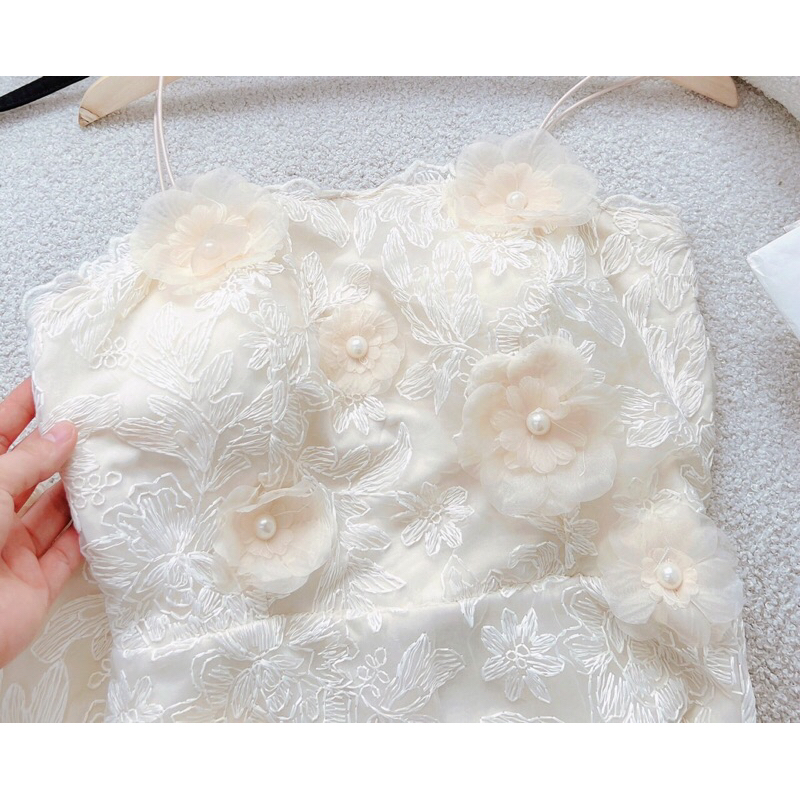 Chiếc đầm cup ren body