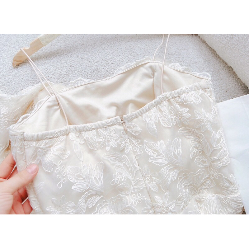 Chiếc đầm cup ren body
