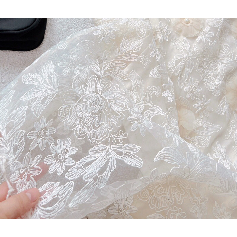 Chiếc đầm cup ren body