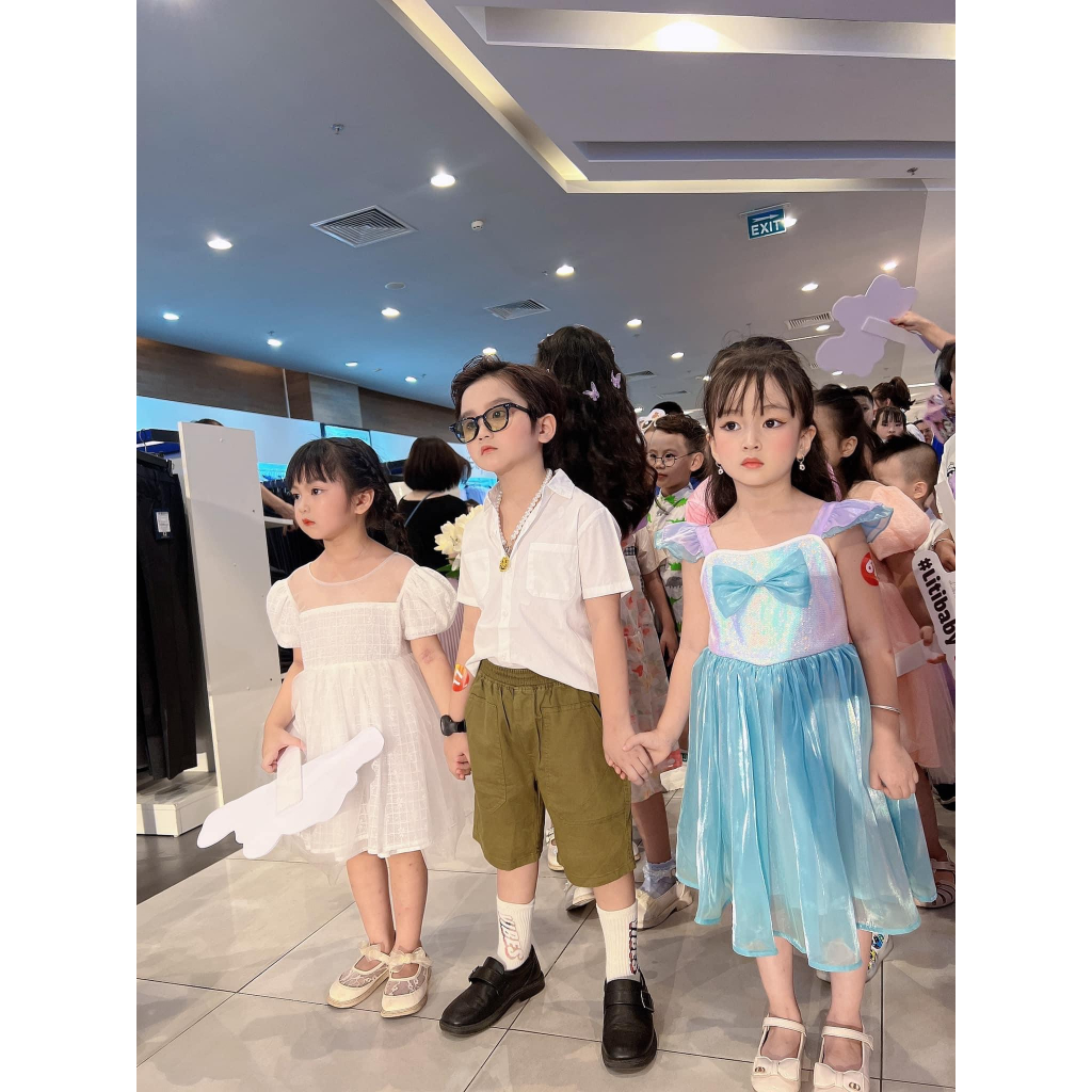 Áo sơ mi trắng cộc tay bé trai , bé gái size cho bé 28 - 45kg . Chất cực mềm và đẹp . Thương hiệu Litibaby